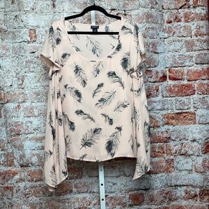Torrid Womenʻs Feather Pattern Short Sleeve Blouse  00